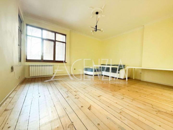 Two-bedroom apartment with a view of the National Palace of Culture