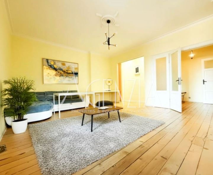 Two-bedroom apartment with a view of the National Palace of Culture