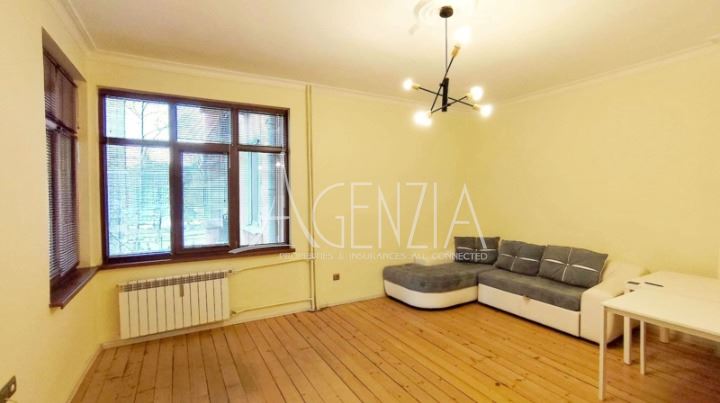 Two-bedroom apartment with a view of the National Palace of Culture
