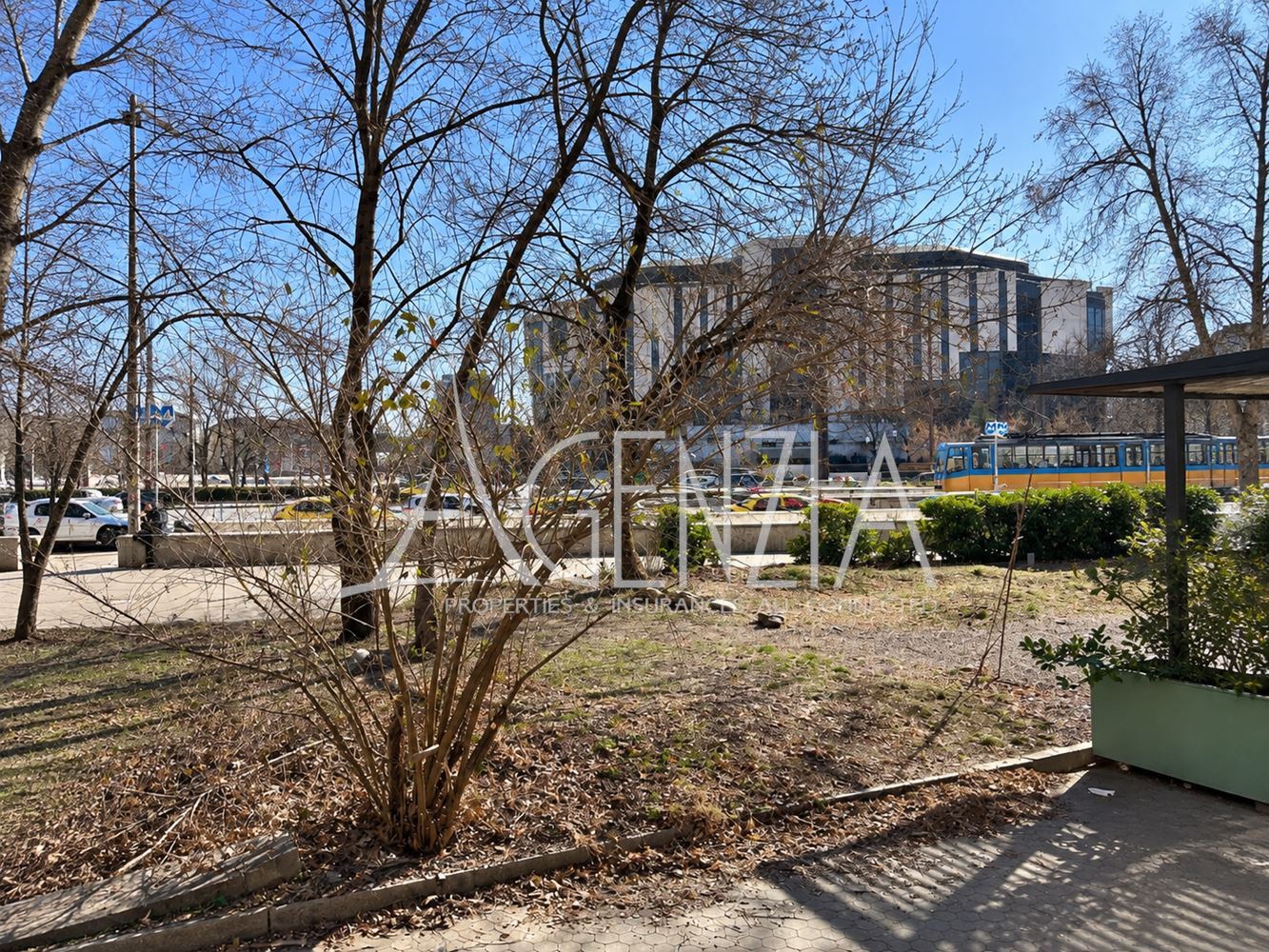 Bureau bénéficiant d'un emplacement unique à proximité du NDK et disposant d'une cour privée
