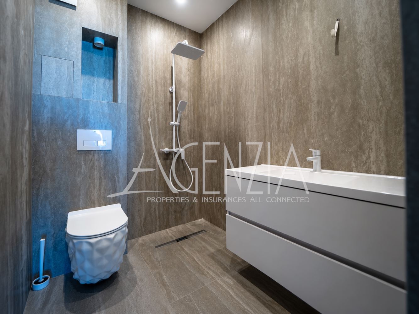 Penthouse design de quatre pièces avec vue panoramique à 360°, terrasse privée sur le toit et accès direct par ascenseur