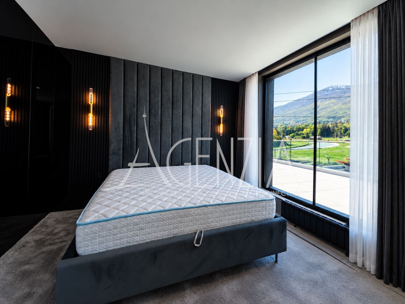 Penthouse design de quatre pièces avec vue panoramique à 360°, terrasse privée sur le toit et accès direct par ascenseur