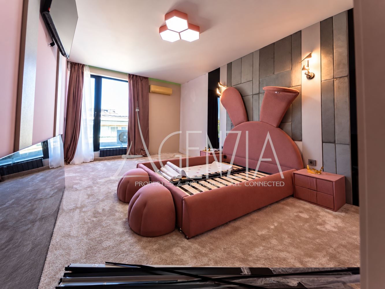 Penthouse design de quatre pièces avec vue panoramique à 360°, terrasse privée sur le toit et accès direct par ascenseur