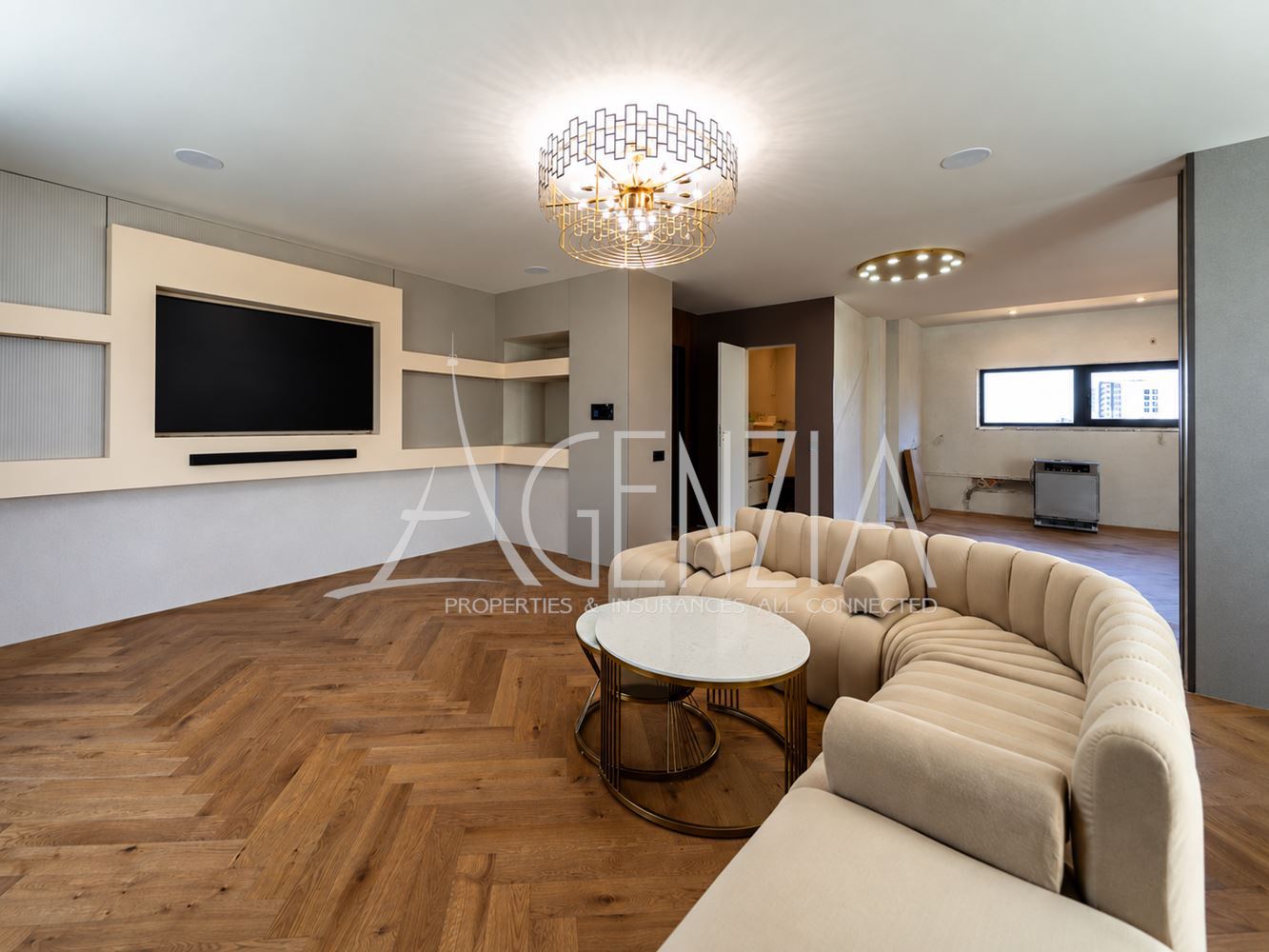 Penthouse design de quatre pièces avec vue panoramique à 360°, terrasse privée sur le toit et accès direct par ascenseur