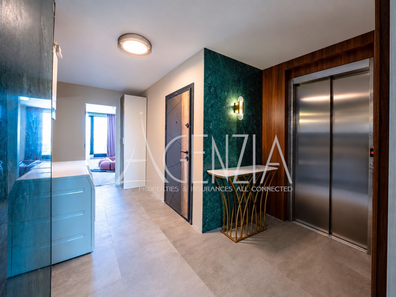 Penthouse design de quatre pièces avec vue panoramique à 360°, terrasse privée sur le toit et accès direct par ascenseur