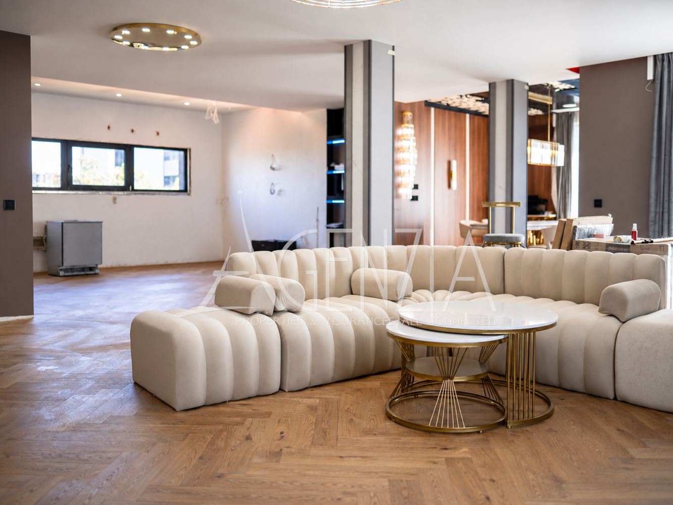Penthouse design de quatre pièces avec vue panoramique à 360°, terrasse privée sur le toit et accès direct par ascenseur