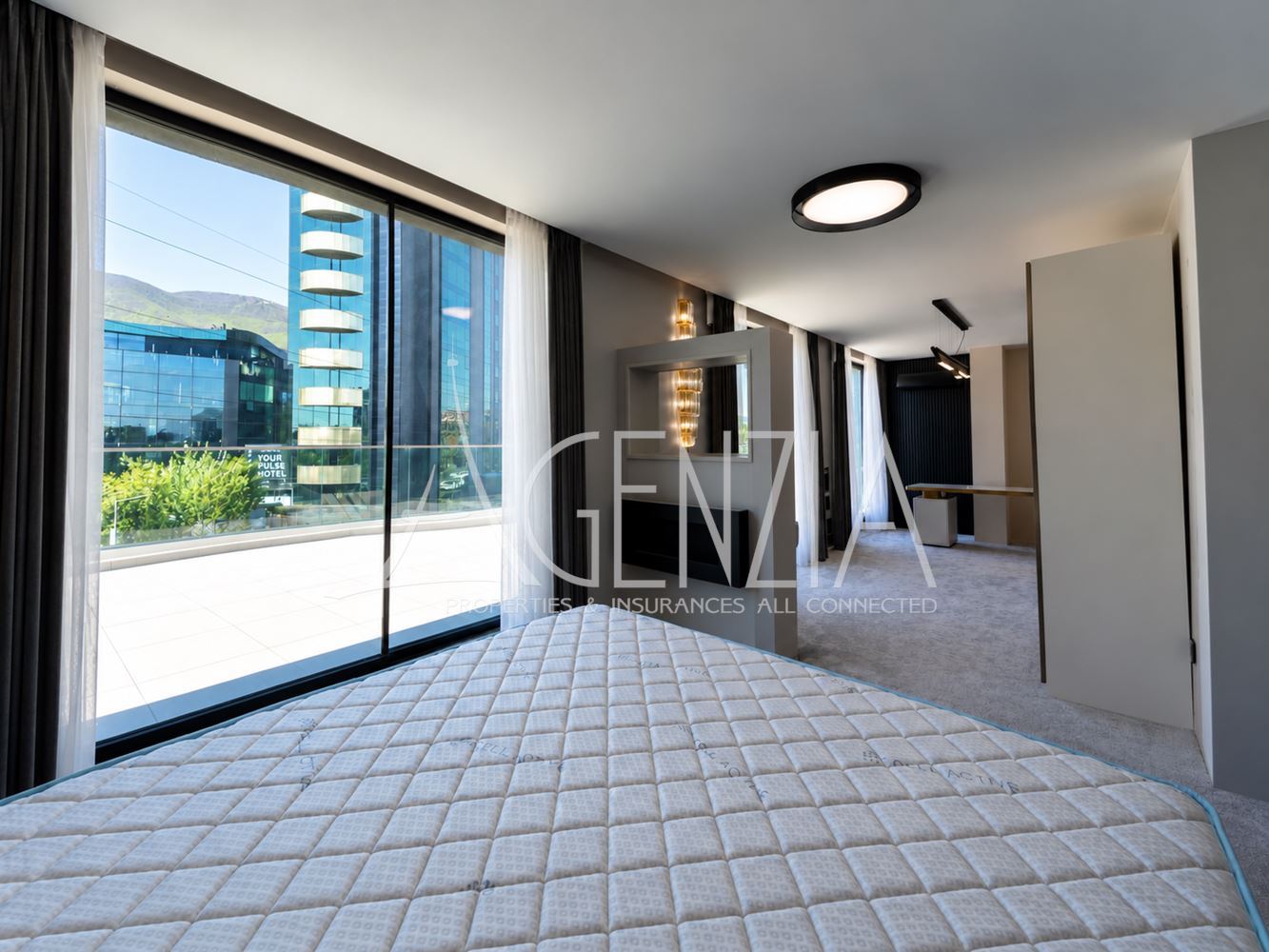 Penthouse design de quatre pièces avec vue panoramique à 360°, terrasse privée sur le toit et accès direct par ascenseur
