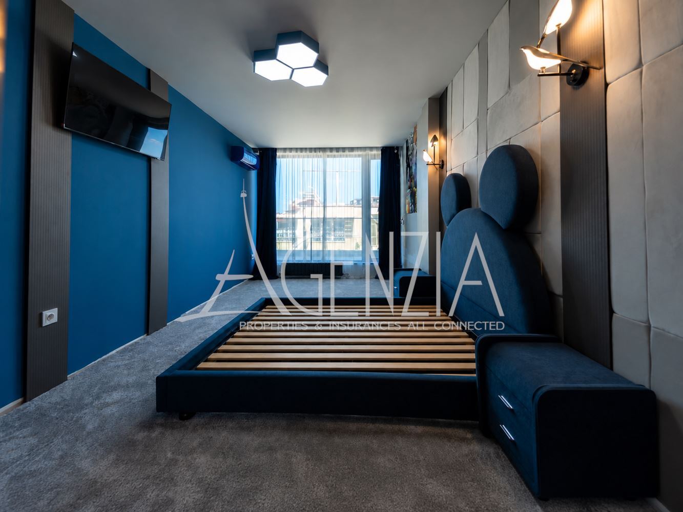 Penthouse design de quatre pièces avec vue panoramique à 360°, terrasse privée sur le toit et accès direct par ascenseur