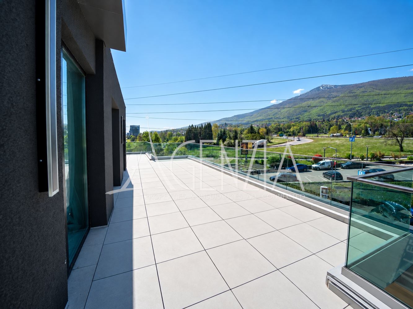 Penthouse design de quatre pièces avec vue panoramique à 360°, terrasse privée sur le toit et accès direct par ascenseur