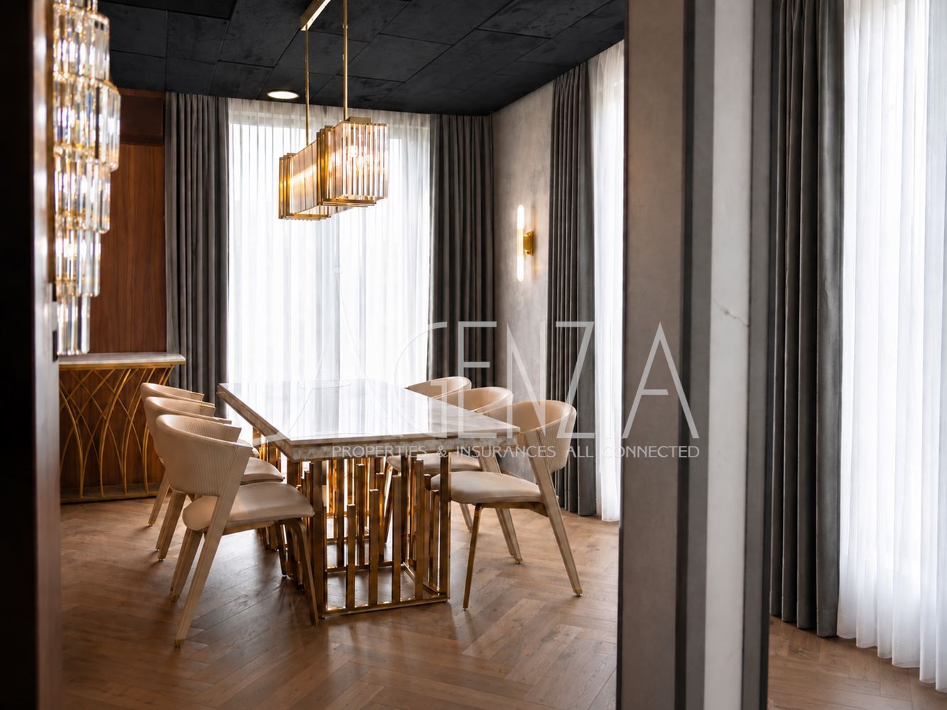 Penthouse design de quatre pièces avec vue panoramique à 360°, terrasse privée sur le toit et accès direct par ascenseur