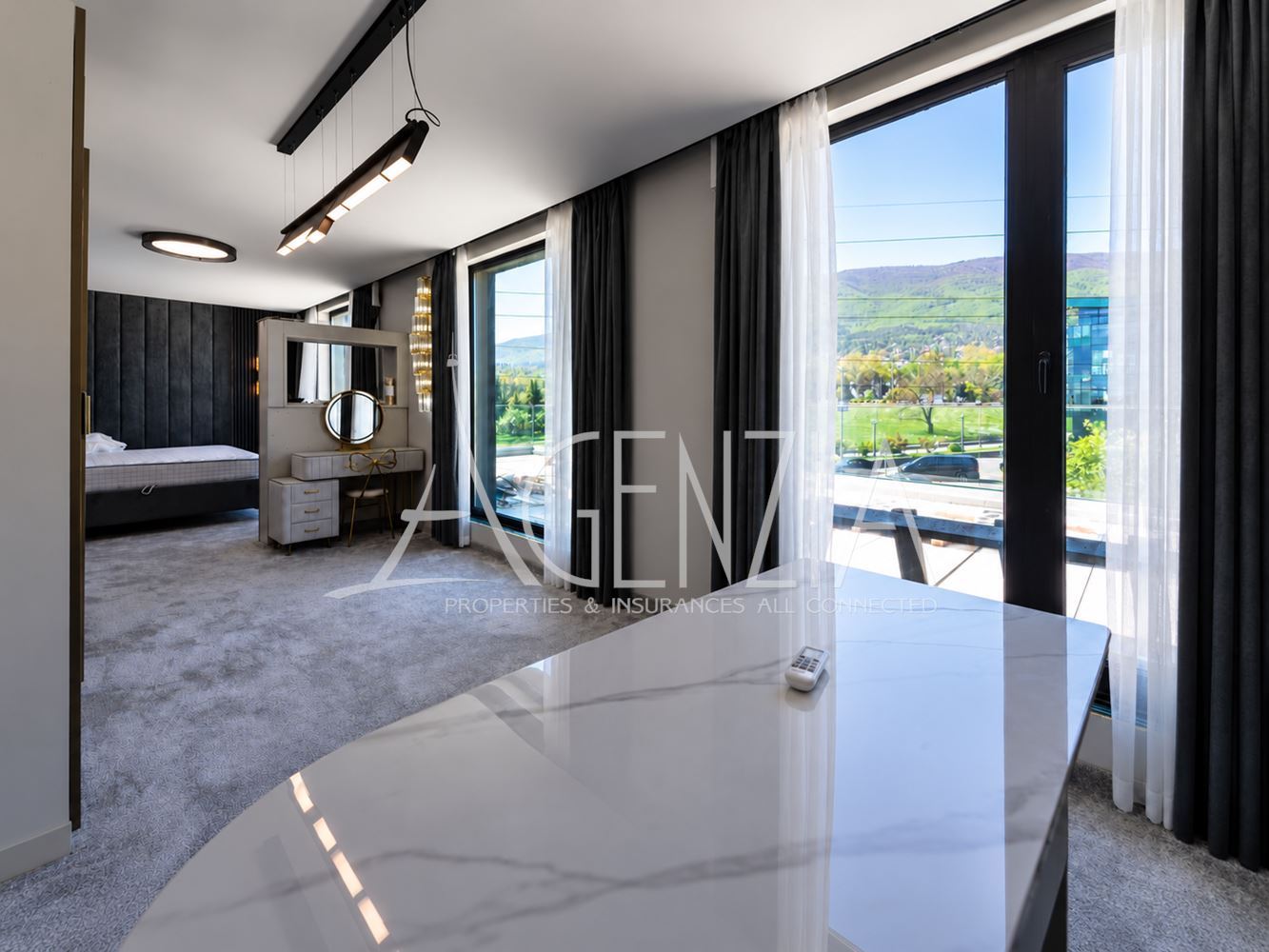 Penthouse design de quatre pièces avec vue panoramique à 360°, terrasse privée sur le toit et accès direct par ascenseur