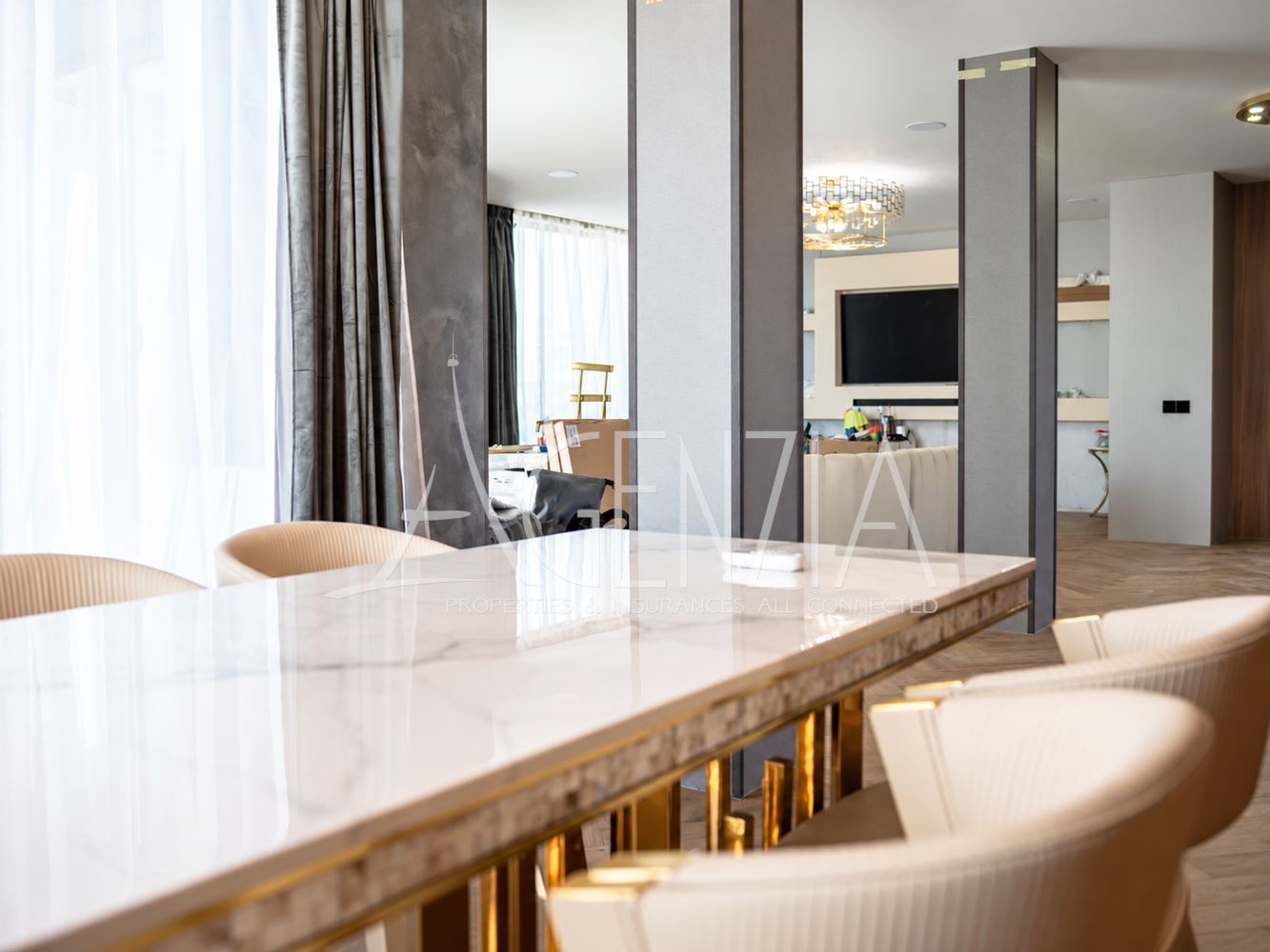 Penthouse design de quatre pièces avec vue panoramique à 360°, terrasse privée sur le toit et accès direct par ascenseur