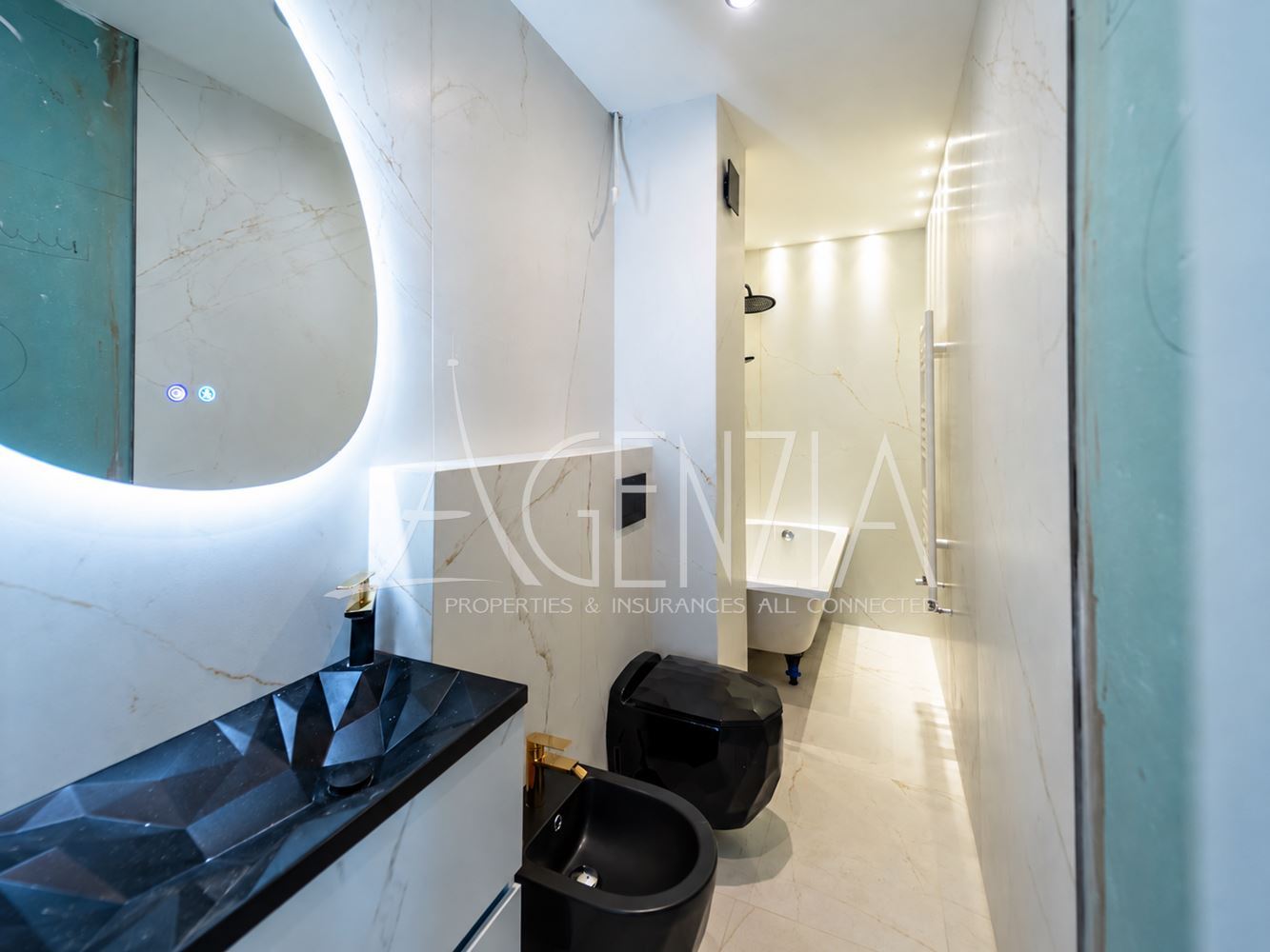 Penthouse design de quatre pièces avec vue panoramique à 360°, terrasse privée sur le toit et accès direct par ascenseur